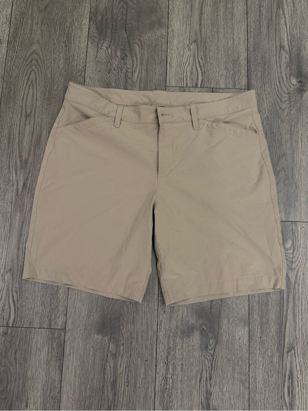 Eddie Bauer Khaki Flat Front 9in Inseam Women’s Size 12 Shorts